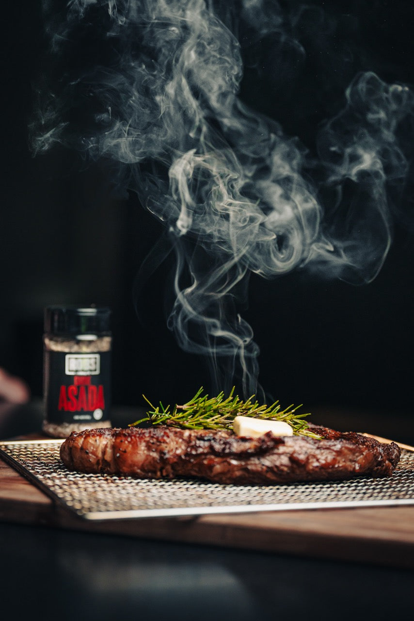 rib eye en sartén con Carne asada